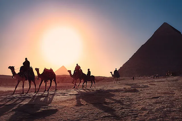 Egitto — deserto e piramidi